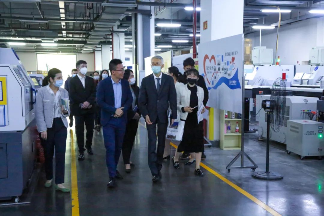Il Console Generale della Thailandia a Xiamen e la sua delegazione hanno visitato Double Medical per la ricerca.
